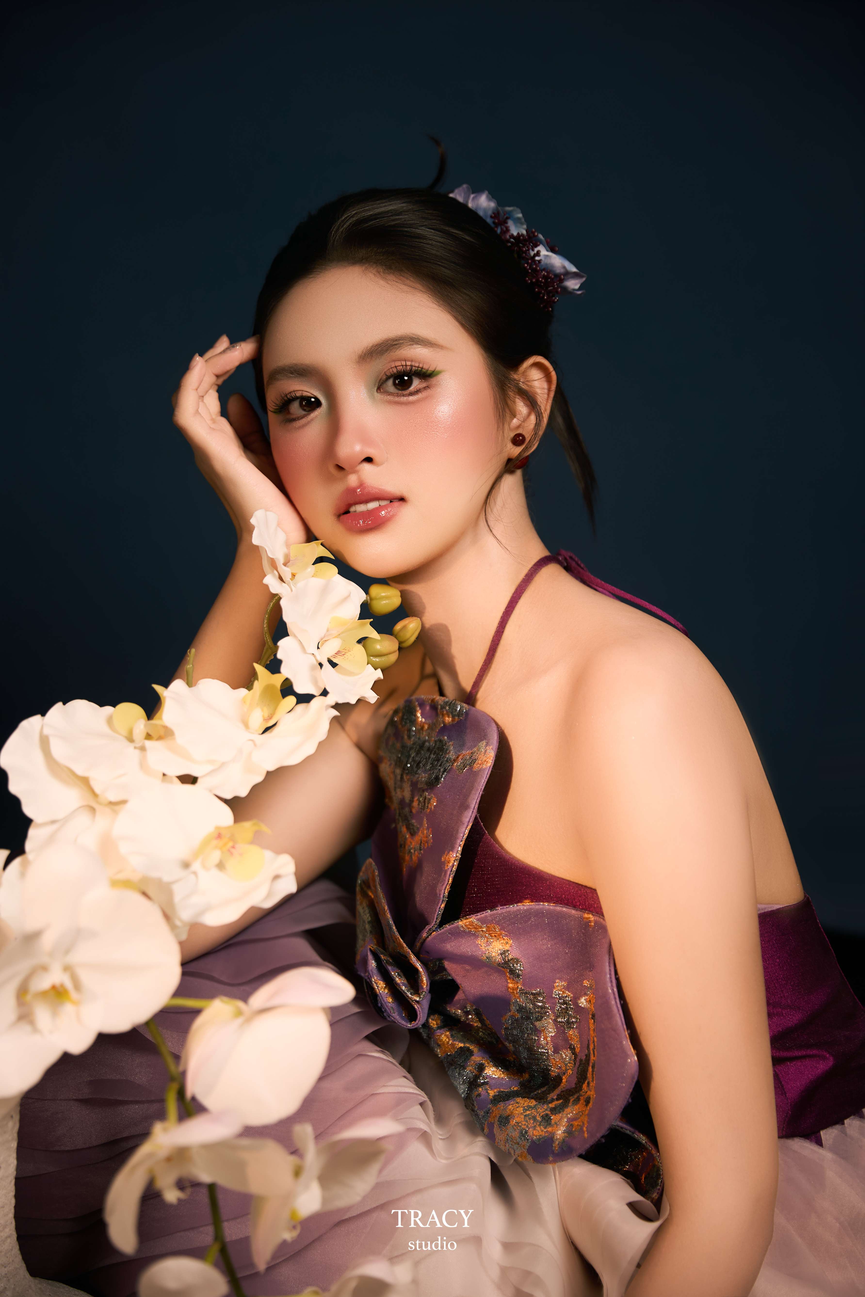 frontend/img/gallery/anh-tet-yem-ao-dai/tracy-studio-chup-yem-phong-lan (1).jpg